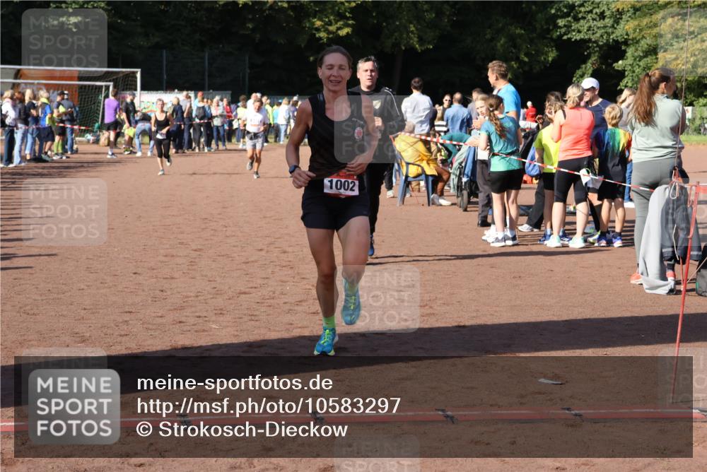 27.09.2026 - 35. Volkslauf durch das schöne Alstertal Strokosch-Dieckow http://msf.ph/oto/10583297 27.09.2026 11:28:52 Ziel 1002, 3311, 3401, 3424 meine-sportfotos.de