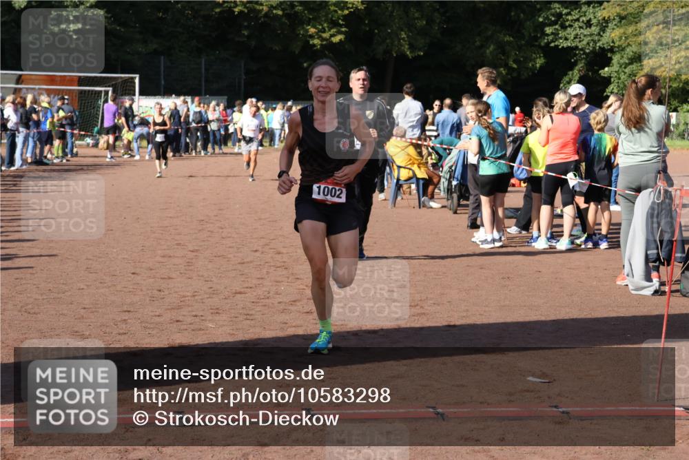 27.09.2026 - 35. Volkslauf durch das schöne Alstertal Strokosch-Dieckow http://msf.ph/oto/10583298 27.09.2026 11:28:52 Ziel 1002, 3311, 3401, 3424 meine-sportfotos.de