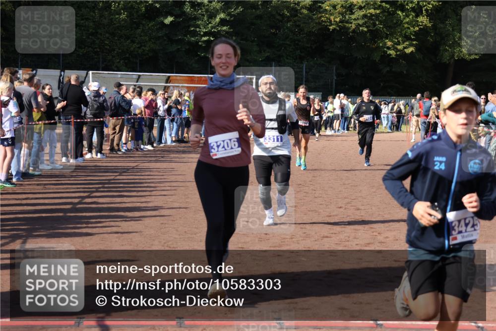 27.09.2026 - 35. Volkslauf durch das schöne Alstertal Strokosch-Dieckow http://msf.ph/oto/10583303 27.09.2026 11:28:47 Ziel 1002, 3206, 3311, 3424, 3425 meine-sportfotos.de