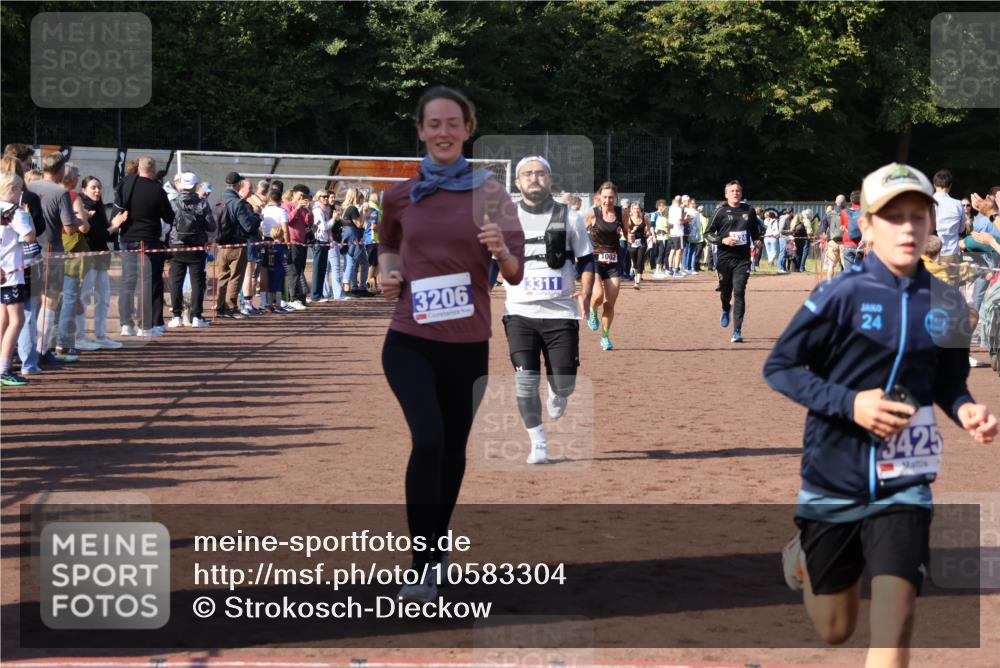 27.09.2026 - 35. Volkslauf durch das schöne Alstertal Strokosch-Dieckow http://msf.ph/oto/10583304 27.09.2026 11:28:47 Ziel 1002, 3206, 3311, 3424, 3425 meine-sportfotos.de