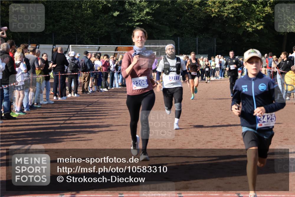 27.09.2026 - 35. Volkslauf durch das schöne Alstertal Strokosch-Dieckow http://msf.ph/oto/10583310 27.09.2026 11:28:47 Ziel 1002, 3206, 3311, 3424, 3425 meine-sportfotos.de