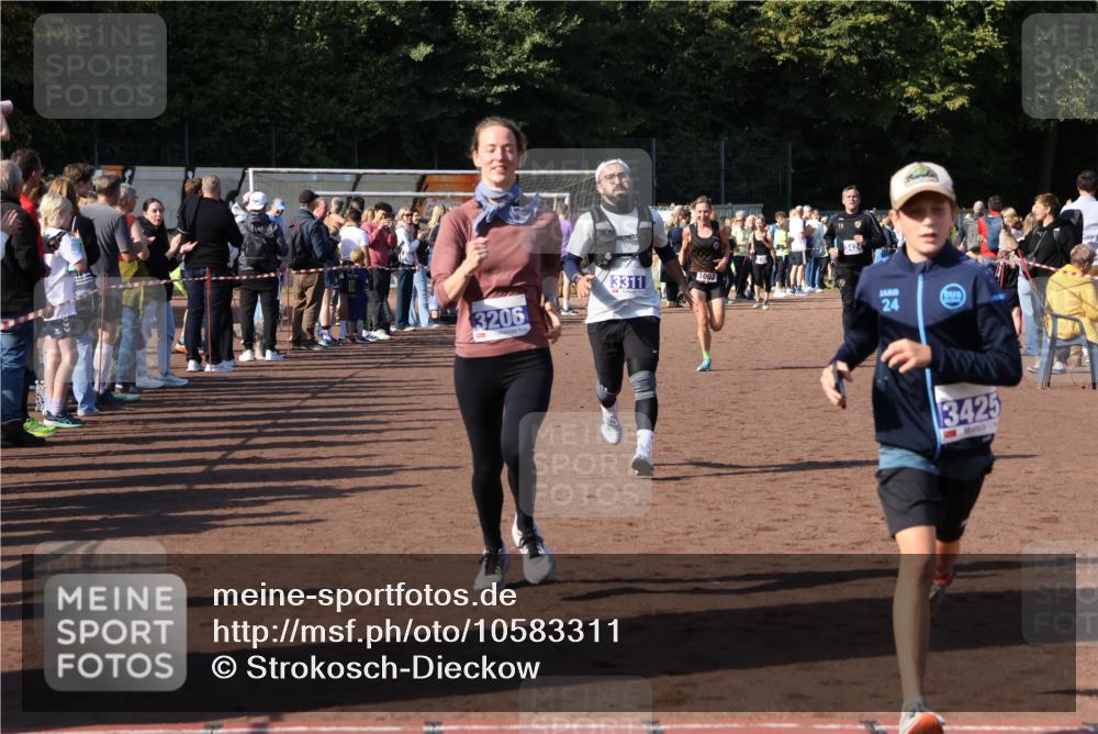 27.09.2026 - 35. Volkslauf durch das schöne Alstertal Strokosch-Dieckow http://msf.ph/oto/10583311 27.09.2026 11:28:47 Ziel 1002, 3206, 3311, 3424, 3425 meine-sportfotos.de