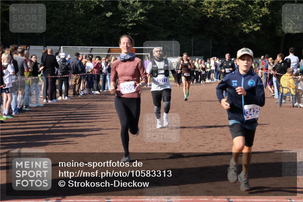 27.09.2026 - 35. Volkslauf durch das schöne Alstertal Strokosch-Dieckow http://msf.ph/oto/10583313 27.09.2026 11:28:47 Ziel 1002, 3206, 3311, 3424, 3425 meine-sportfotos.de