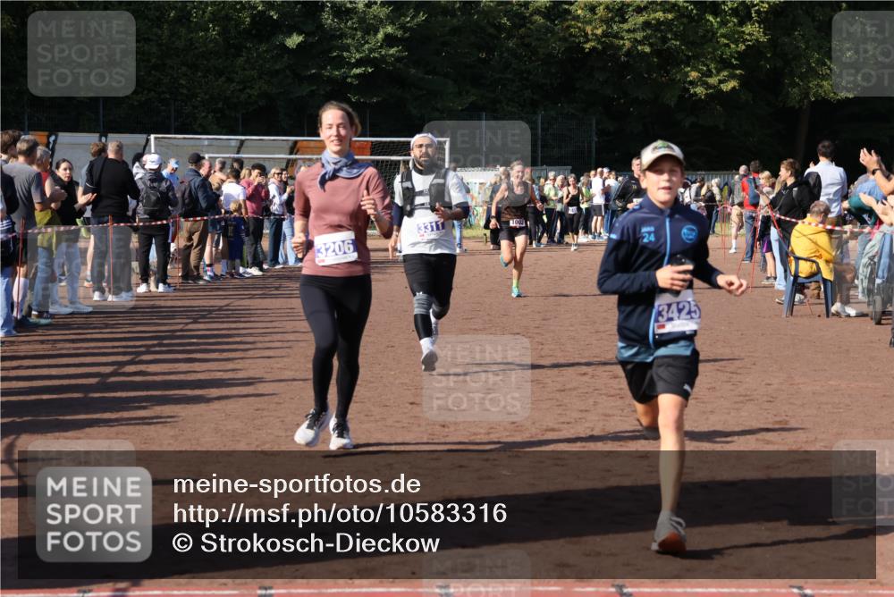 27.09.2026 - 35. Volkslauf durch das schöne Alstertal Strokosch-Dieckow http://msf.ph/oto/10583316 27.09.2026 11:28:46 Ziel 1002, 3206, 3311, 3424, 3425 meine-sportfotos.de