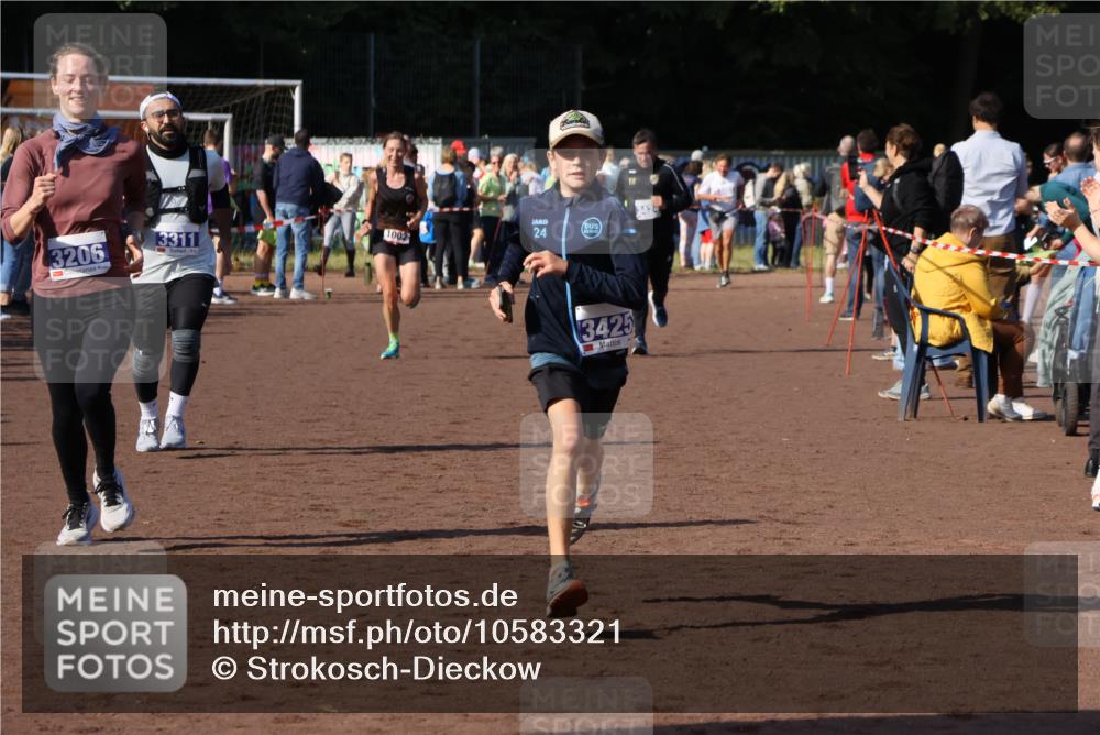 27.09.2026 - 35. Volkslauf durch das schöne Alstertal Strokosch-Dieckow http://msf.ph/oto/10583321 27.09.2026 11:28:45 Ziel 1002, 3206, 3311, 3425 meine-sportfotos.de