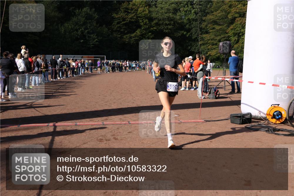 27.09.2026 - 35. Volkslauf durch das schöne Alstertal Strokosch-Dieckow http://msf.ph/oto/10583322 27.09.2026 11:28:36 Ziel 3025, 3026 meine-sportfotos.de