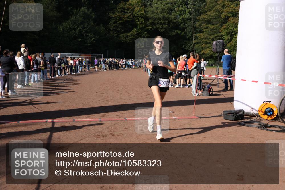 27.09.2026 - 35. Volkslauf durch das schöne Alstertal Strokosch-Dieckow http://msf.ph/oto/10583323 27.09.2026 11:28:35 Ziel 3025, 3026 meine-sportfotos.de