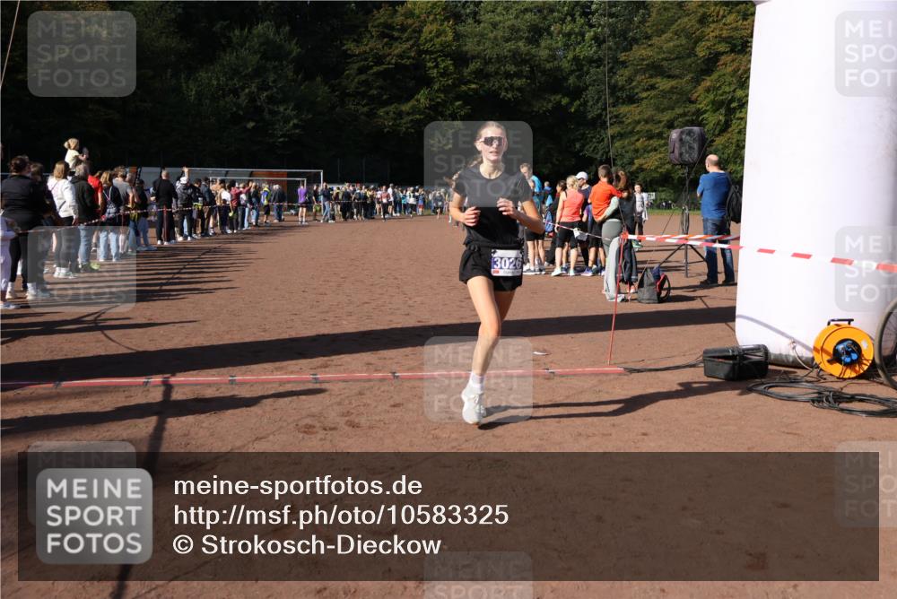 27.09.2026 - 35. Volkslauf durch das schöne Alstertal Strokosch-Dieckow http://msf.ph/oto/10583325 27.09.2026 11:28:35 Ziel 3025, 3026 meine-sportfotos.de