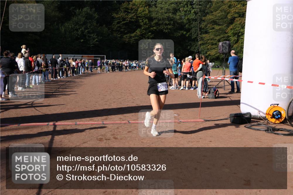 27.09.2026 - 35. Volkslauf durch das schöne Alstertal Strokosch-Dieckow http://msf.ph/oto/10583326 27.09.2026 11:28:35 Ziel 3025, 3026 meine-sportfotos.de