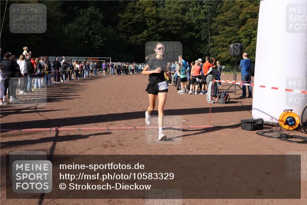 27.09.2026 - 35. Volkslauf durch das schöne Alstertal Strokosch-Dieckow http://msf.ph/oto/10583329 27.09.2026 11:28:35 Ziel 3025, 3026 meine-sportfotos.de