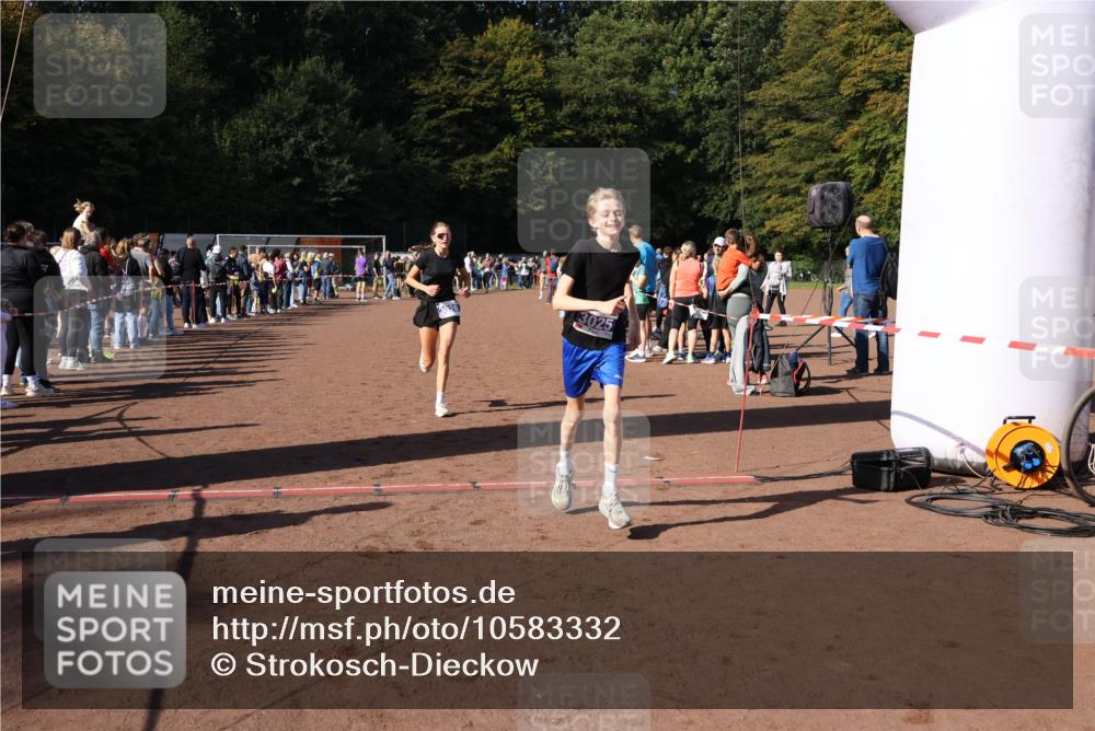 27.09.2026 - 35. Volkslauf durch das schöne Alstertal Strokosch-Dieckow http://msf.ph/oto/10583332 27.09.2026 11:28:34 Ziel 2999, 3025, 3026, 3293 meine-sportfotos.de