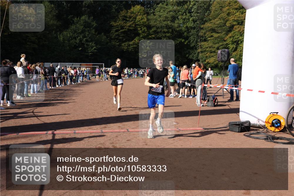 27.09.2026 - 35. Volkslauf durch das schöne Alstertal Strokosch-Dieckow http://msf.ph/oto/10583333 27.09.2026 11:28:34 Ziel 2999, 3025, 3026, 3293 meine-sportfotos.de