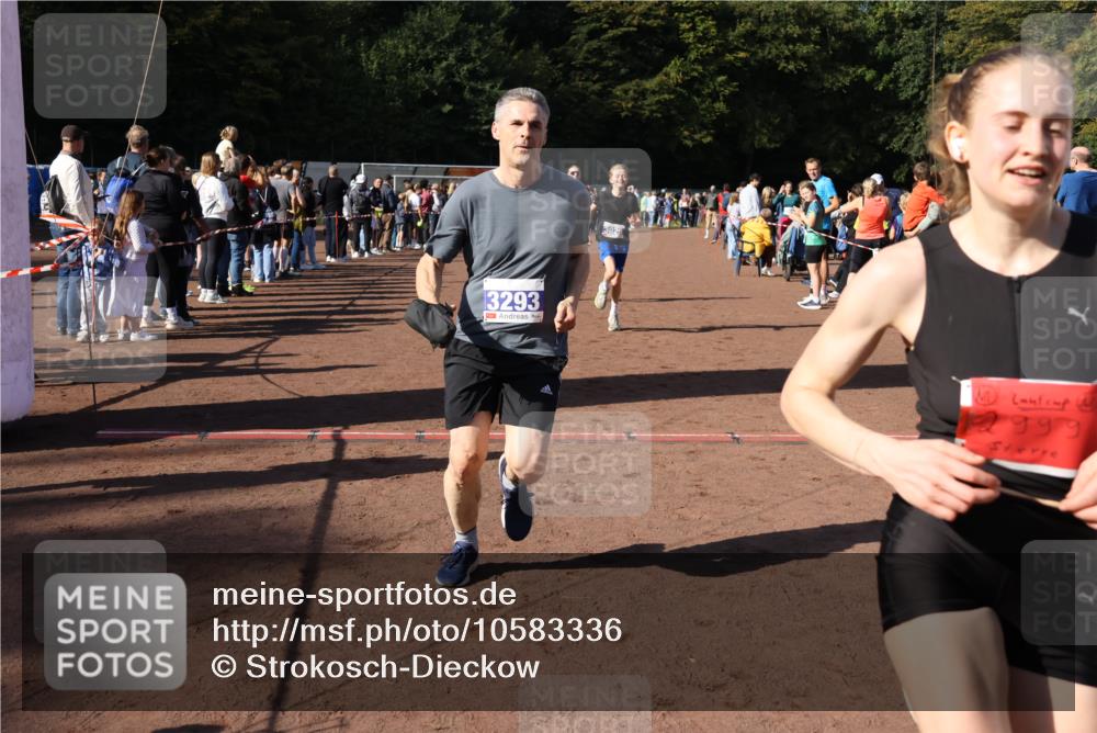 27.09.2026 - 35. Volkslauf durch das schöne Alstertal Strokosch-Dieckow http://msf.ph/oto/10583336 27.09.2026 11:28:32 Ziel 2999, 3025, 3026, 3293 meine-sportfotos.de