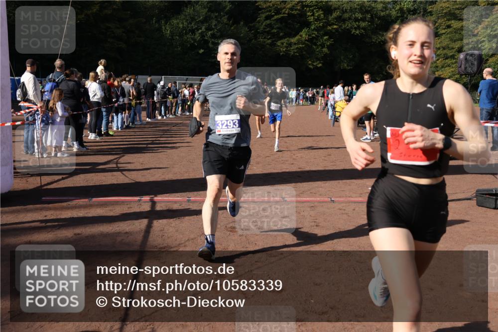 27.09.2026 - 35. Volkslauf durch das schöne Alstertal Strokosch-Dieckow http://msf.ph/oto/10583339 27.09.2026 11:28:32 Ziel 2999, 3025, 3026, 3293 meine-sportfotos.de