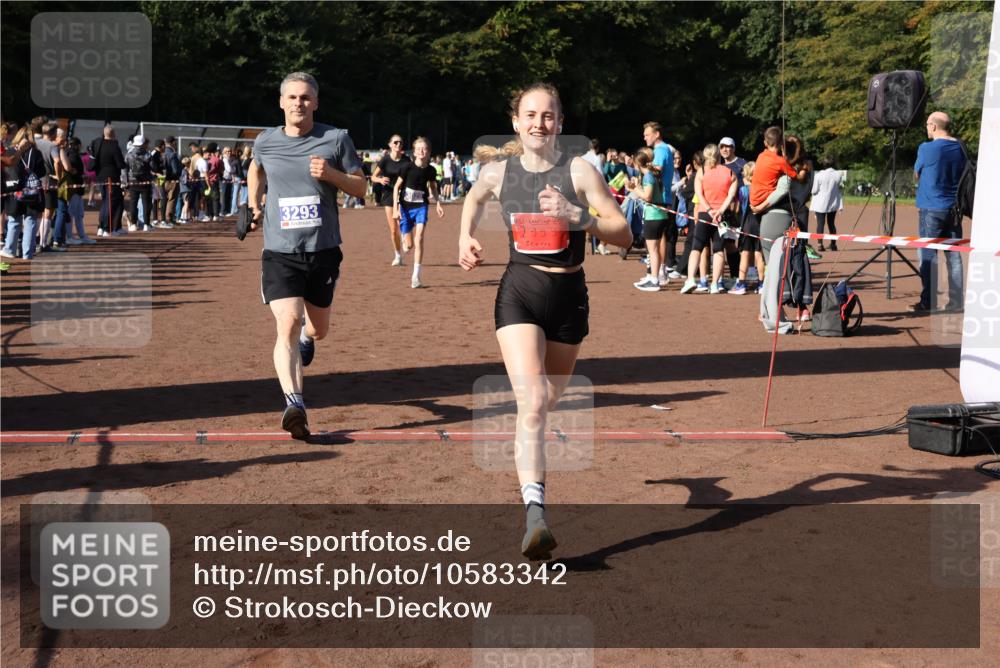 27.09.2026 - 35. Volkslauf durch das schöne Alstertal Strokosch-Dieckow http://msf.ph/oto/10583342 27.09.2026 11:28:31 Ziel 2999, 3025, 3026, 3293 meine-sportfotos.de