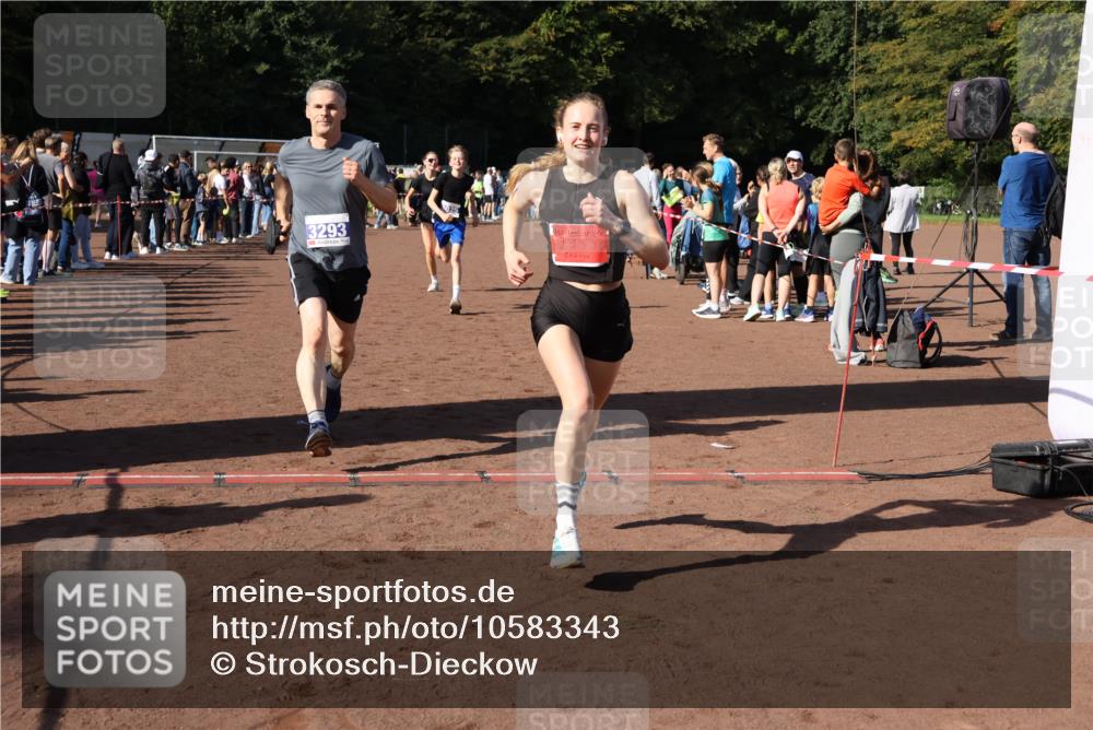 27.09.2026 - 35. Volkslauf durch das schöne Alstertal Strokosch-Dieckow http://msf.ph/oto/10583343 27.09.2026 11:28:31 Ziel 2999, 3025, 3026, 3293 meine-sportfotos.de