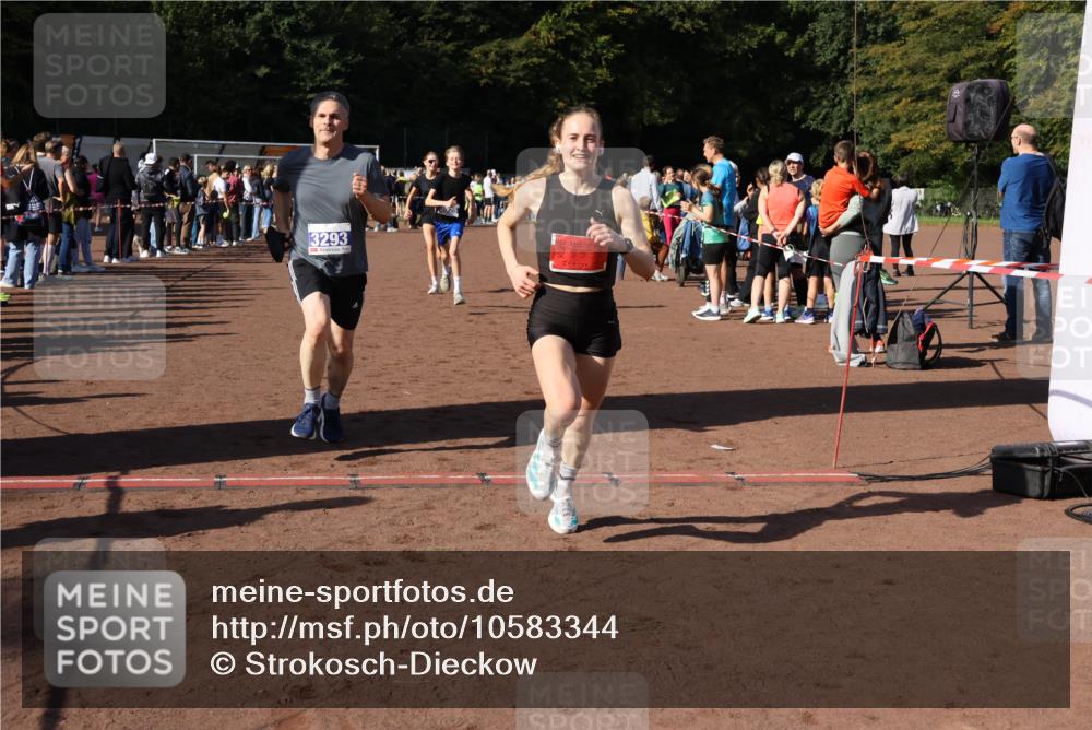 27.09.2026 - 35. Volkslauf durch das schöne Alstertal Strokosch-Dieckow http://msf.ph/oto/10583344 27.09.2026 11:28:31 Ziel 2999, 3025, 3026, 3293 meine-sportfotos.de