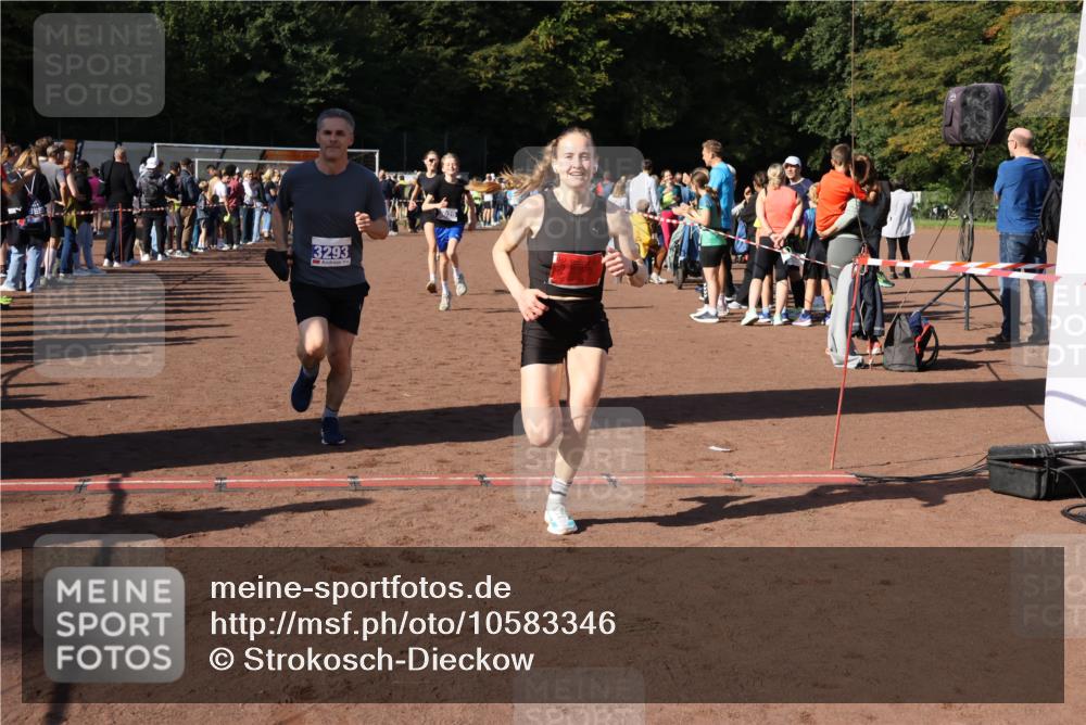 27.09.2026 - 35. Volkslauf durch das schöne Alstertal Strokosch-Dieckow http://msf.ph/oto/10583346 27.09.2026 11:28:31 Ziel 2999, 3025, 3026, 3293 meine-sportfotos.de