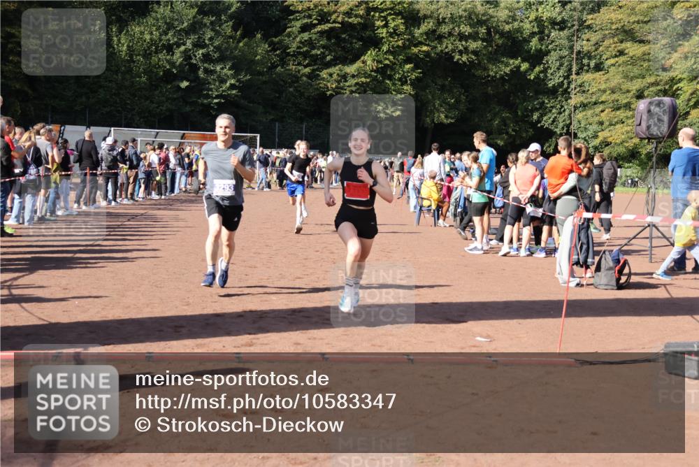 27.09.2026 - 35. Volkslauf durch das schöne Alstertal Strokosch-Dieckow http://msf.ph/oto/10583347 27.09.2026 11:28:30 Ziel 2999, 3025, 3026, 3293 meine-sportfotos.de
