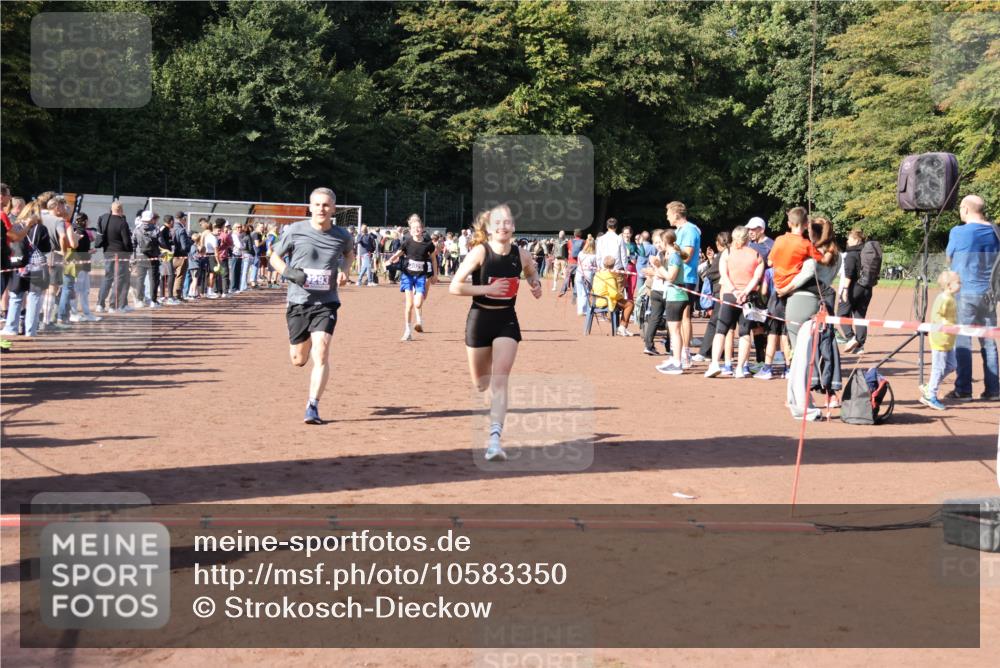 27.09.2026 - 35. Volkslauf durch das schöne Alstertal Strokosch-Dieckow http://msf.ph/oto/10583350 27.09.2026 11:28:30 Ziel 2999, 3025, 3026, 3293 meine-sportfotos.de