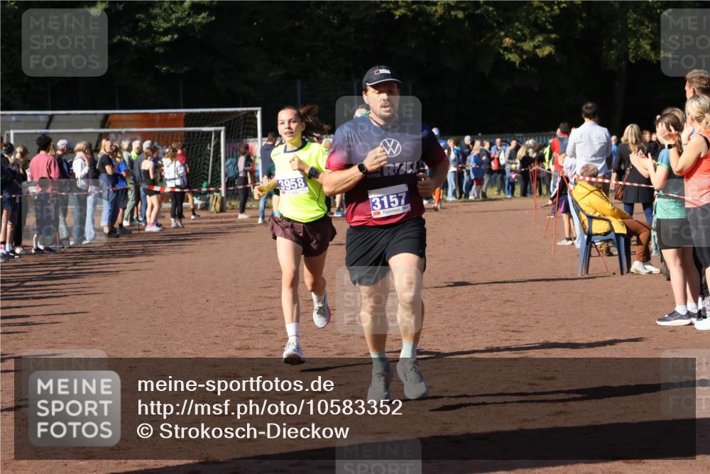 27.09.2026 - 35. Volkslauf durch das schöne Alstertal Strokosch-Dieckow http://msf.ph/oto/10583352 27.09.2026 11:26:47 Ziel 1411, 3157, 3396, 3958 meine-sportfotos.de