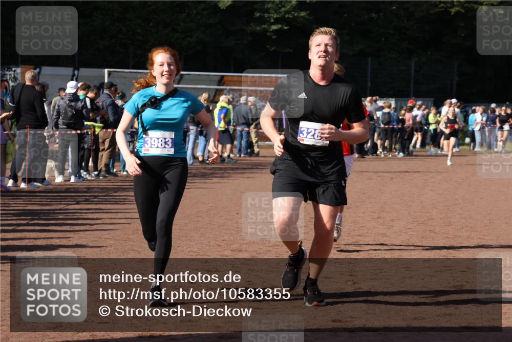 27.09.2026 - 35. Volkslauf durch das schöne Alstertal Strokosch-Dieckow http://msf.ph/oto/10583355 27.09.2026 11:28:22 Ziel 2999, 3229, 3287, 3293, 3983 meine-sportfotos.de