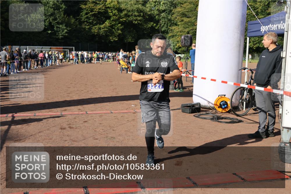 27.09.2026 - 35. Volkslauf durch das schöne Alstertal Strokosch-Dieckow http://msf.ph/oto/10583361 27.09.2026 11:26:39 Ziel 3227, 3291, 3366, 3367 meine-sportfotos.de