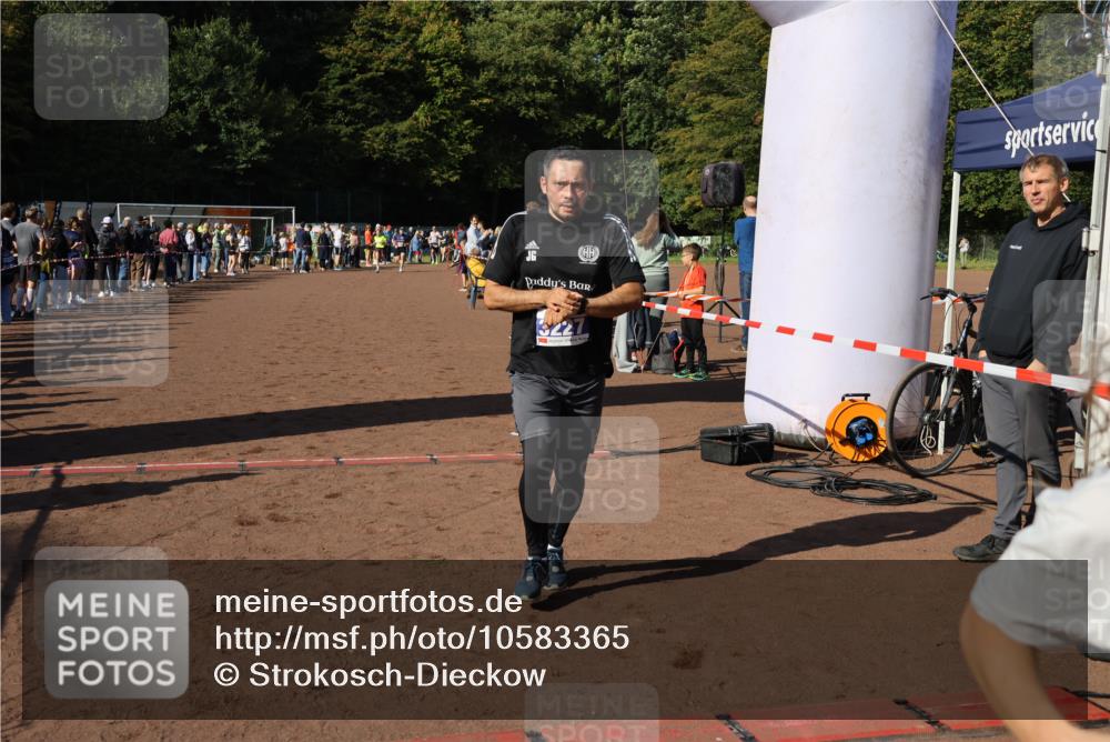 27.09.2026 - 35. Volkslauf durch das schöne Alstertal Strokosch-Dieckow http://msf.ph/oto/10583365 27.09.2026 11:26:39 Ziel 3227, 3291, 3366, 3367 meine-sportfotos.de