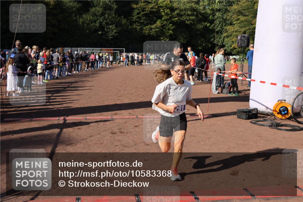 27.09.2026 - 35. Volkslauf durch das schöne Alstertal Strokosch-Dieckow http://msf.ph/oto/10583368 27.09.2026 11:26:38 Ziel 3152, 3227, 3291, 3366, 3367 meine-sportfotos.de