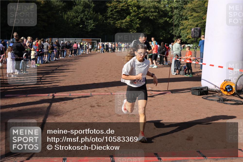 27.09.2026 - 35. Volkslauf durch das schöne Alstertal Strokosch-Dieckow http://msf.ph/oto/10583369 27.09.2026 11:26:38 Ziel 3152, 3227, 3291, 3366, 3367 meine-sportfotos.de