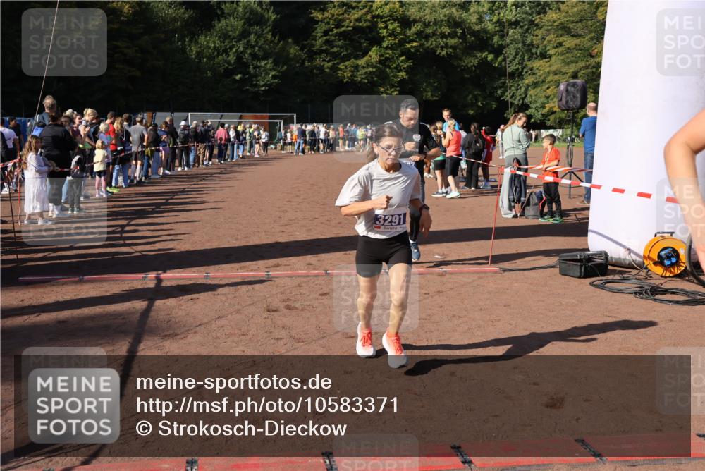 27.09.2026 - 35. Volkslauf durch das schöne Alstertal Strokosch-Dieckow http://msf.ph/oto/10583371 27.09.2026 11:26:37 Ziel 3152, 3227, 3291, 3366, 3367 meine-sportfotos.de