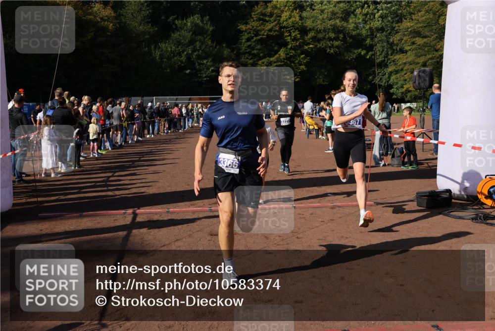 27.09.2026 - 35. Volkslauf durch das schöne Alstertal Strokosch-Dieckow http://msf.ph/oto/10583374 27.09.2026 11:26:36 Ziel 1001, 3152, 3227, 3291, 3366, 3367 meine-sportfotos.de