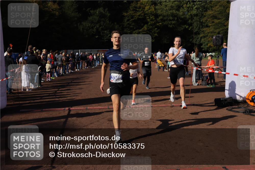 27.09.2026 - 35. Volkslauf durch das schöne Alstertal Strokosch-Dieckow http://msf.ph/oto/10583375 27.09.2026 11:26:36 Ziel 1001, 3152, 3227, 3291, 3366, 3367 meine-sportfotos.de