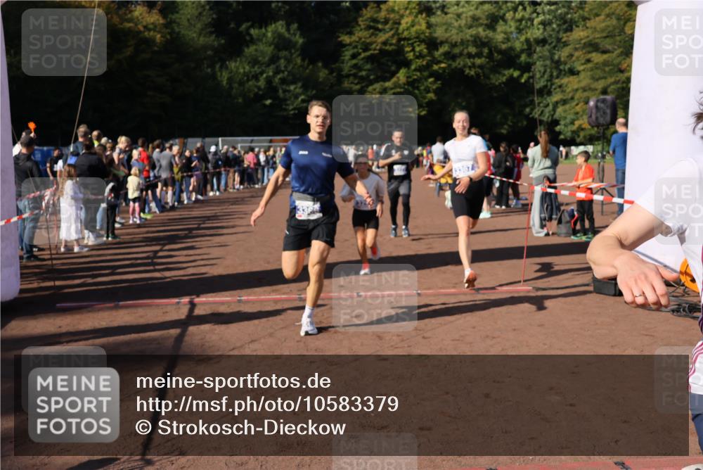 27.09.2026 - 35. Volkslauf durch das schöne Alstertal Strokosch-Dieckow http://msf.ph/oto/10583379 27.09.2026 11:26:36 Ziel 1001, 3152, 3227, 3291, 3366, 3367 meine-sportfotos.de