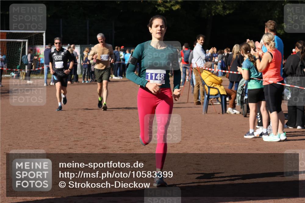 27.09.2026 - 35. Volkslauf durch das schöne Alstertal Strokosch-Dieckow http://msf.ph/oto/10583399 27.09.2026 11:26:22 Ziel 1148, 3000, 3001, 3315 meine-sportfotos.de