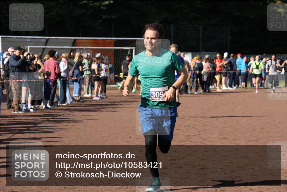 27.09.2026 - 35. Volkslauf durch das schöne Alstertal Strokosch-Dieckow http://msf.ph/oto/10583421 27.09.2026 11:25:59 Ziel 3094, 3140, 3180 meine-sportfotos.de