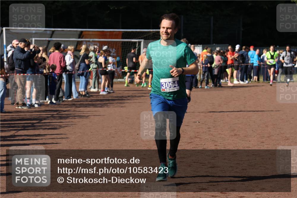 27.09.2026 - 35. Volkslauf durch das schöne Alstertal Strokosch-Dieckow http://msf.ph/oto/10583423 27.09.2026 11:25:59 Ziel 3094, 3140, 3180 meine-sportfotos.de
