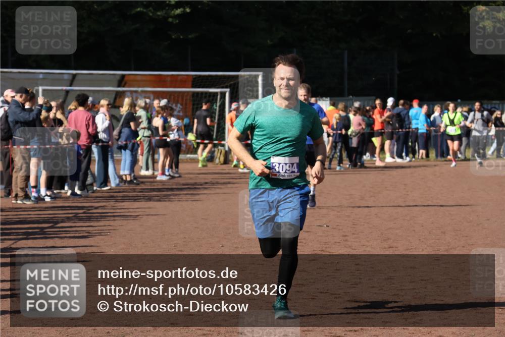 27.09.2026 - 35. Volkslauf durch das schöne Alstertal Strokosch-Dieckow http://msf.ph/oto/10583426 27.09.2026 11:25:59 Ziel 3094, 3140, 3180 meine-sportfotos.de