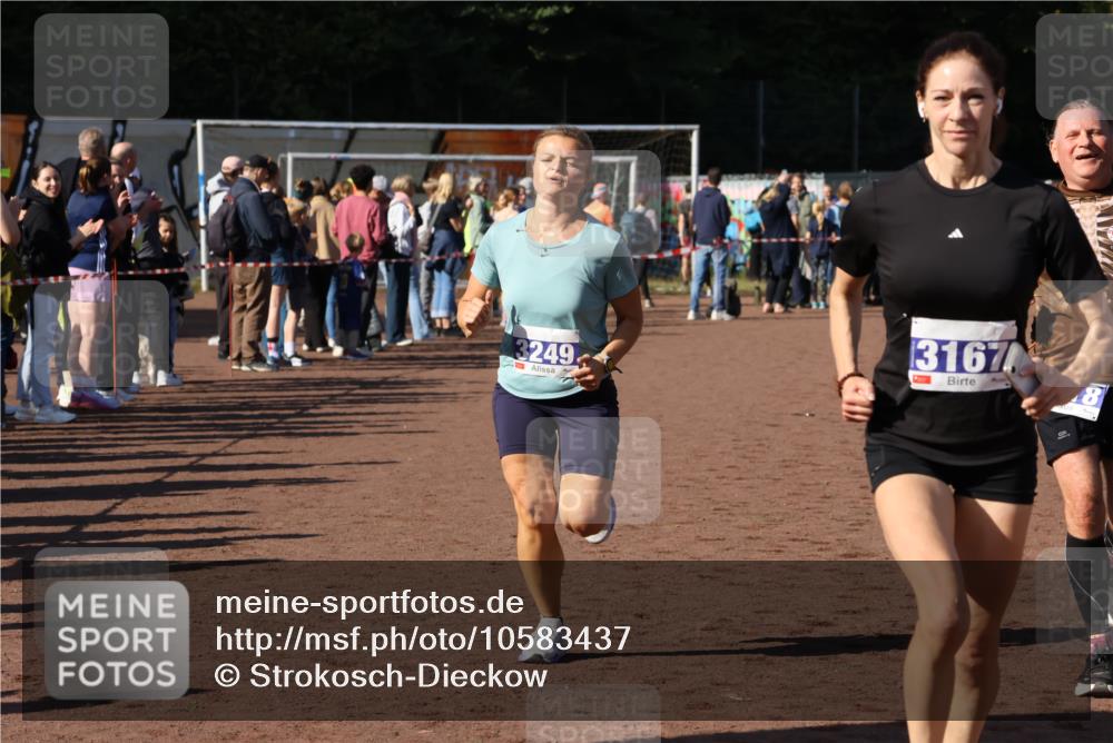 27.09.2026 - 35. Volkslauf durch das schöne Alstertal Strokosch-Dieckow http://msf.ph/oto/10583437 27.09.2026 11:25:44 Ziel 3118, 3167, 3249 meine-sportfotos.de