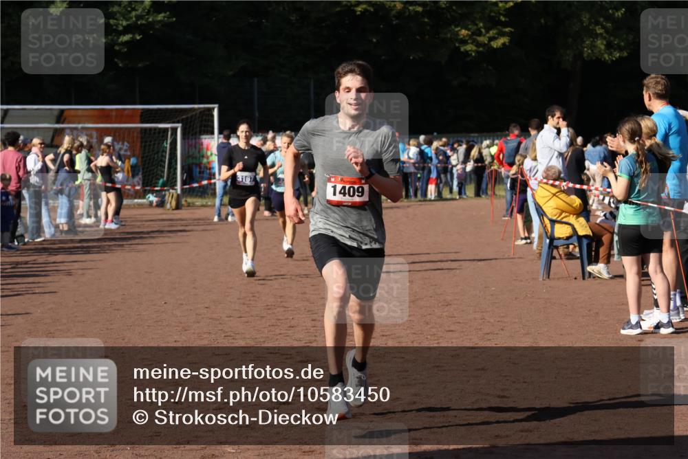 27.09.2026 - 35. Volkslauf durch das schöne Alstertal Strokosch-Dieckow http://msf.ph/oto/10583450 27.09.2026 11:25:39 Ziel 1409, 1410, 3118, 3167, 3249 meine-sportfotos.de