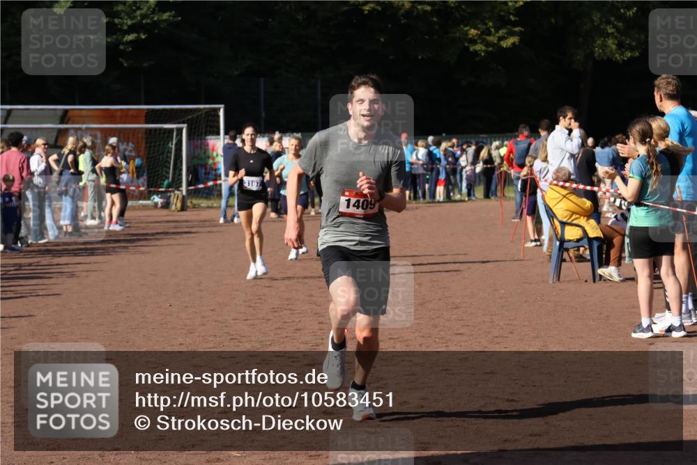 27.09.2026 - 35. Volkslauf durch das schöne Alstertal Strokosch-Dieckow http://msf.ph/oto/10583451 27.09.2026 11:25:39 Ziel 1409, 1410, 3118, 3167, 3249 meine-sportfotos.de