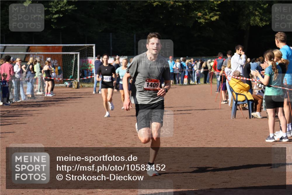 27.09.2026 - 35. Volkslauf durch das schöne Alstertal Strokosch-Dieckow http://msf.ph/oto/10583452 27.09.2026 11:25:39 Ziel 1409, 1410, 3118, 3167, 3249 meine-sportfotos.de