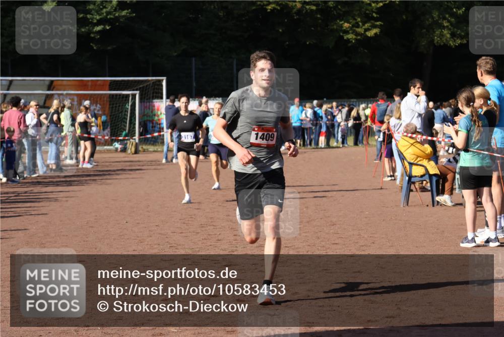 27.09.2026 - 35. Volkslauf durch das schöne Alstertal Strokosch-Dieckow http://msf.ph/oto/10583453 27.09.2026 11:25:39 Ziel 1409, 1410, 3118, 3167, 3249 meine-sportfotos.de
