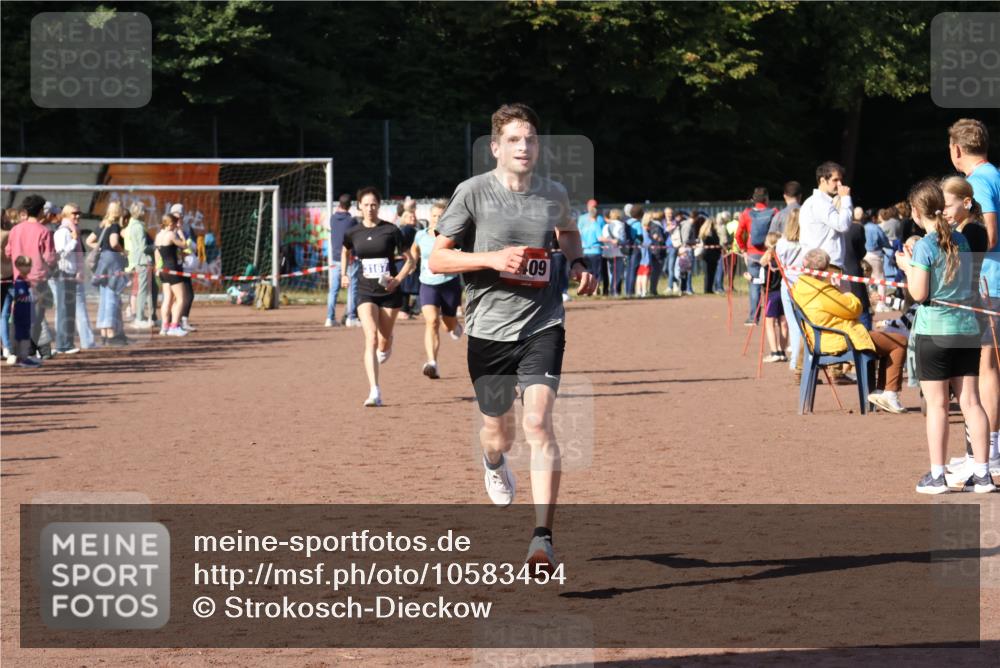 27.09.2026 - 35. Volkslauf durch das schöne Alstertal Strokosch-Dieckow http://msf.ph/oto/10583454 27.09.2026 11:25:39 Ziel 1409, 1410, 3118, 3167, 3249 meine-sportfotos.de