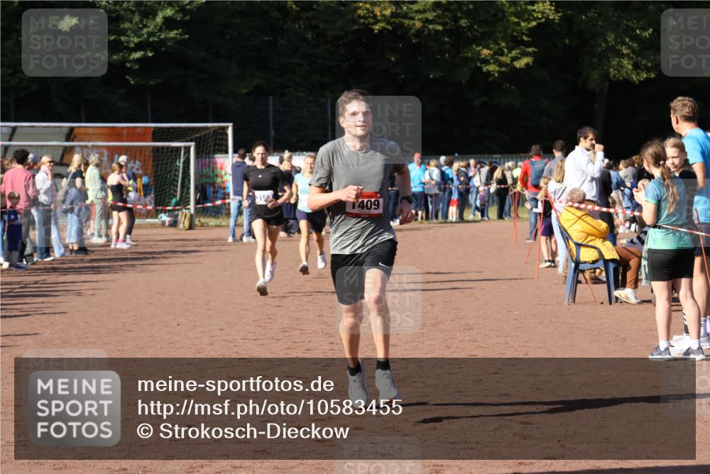 27.09.2026 - 35. Volkslauf durch das schöne Alstertal Strokosch-Dieckow http://msf.ph/oto/10583455 27.09.2026 11:25:39 Ziel 1409, 1410, 3118, 3167, 3249 meine-sportfotos.de