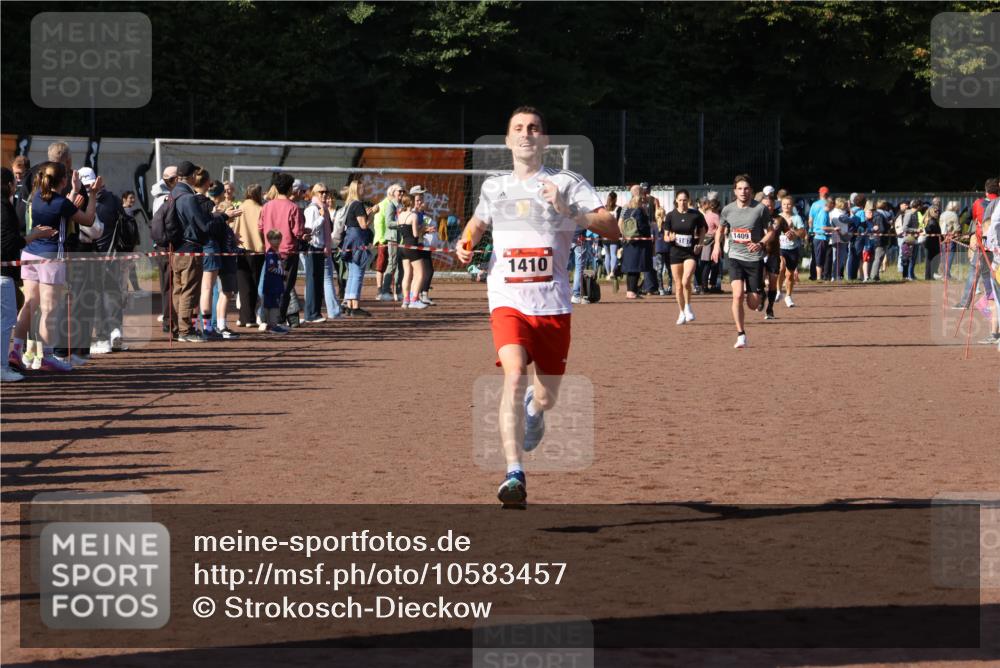 27.09.2026 - 35. Volkslauf durch das schöne Alstertal Strokosch-Dieckow http://msf.ph/oto/10583457 27.09.2026 11:25:34 Ziel 1409, 1410 meine-sportfotos.de