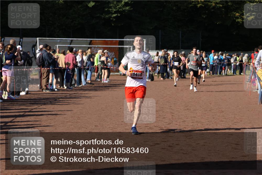 27.09.2026 - 35. Volkslauf durch das schöne Alstertal Strokosch-Dieckow http://msf.ph/oto/10583460 27.09.2026 11:25:34 Ziel 1409, 1410 meine-sportfotos.de