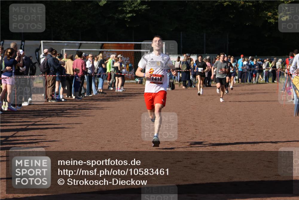 27.09.2026 - 35. Volkslauf durch das schöne Alstertal Strokosch-Dieckow http://msf.ph/oto/10583461 27.09.2026 11:25:34 Ziel 1409, 1410 meine-sportfotos.de
