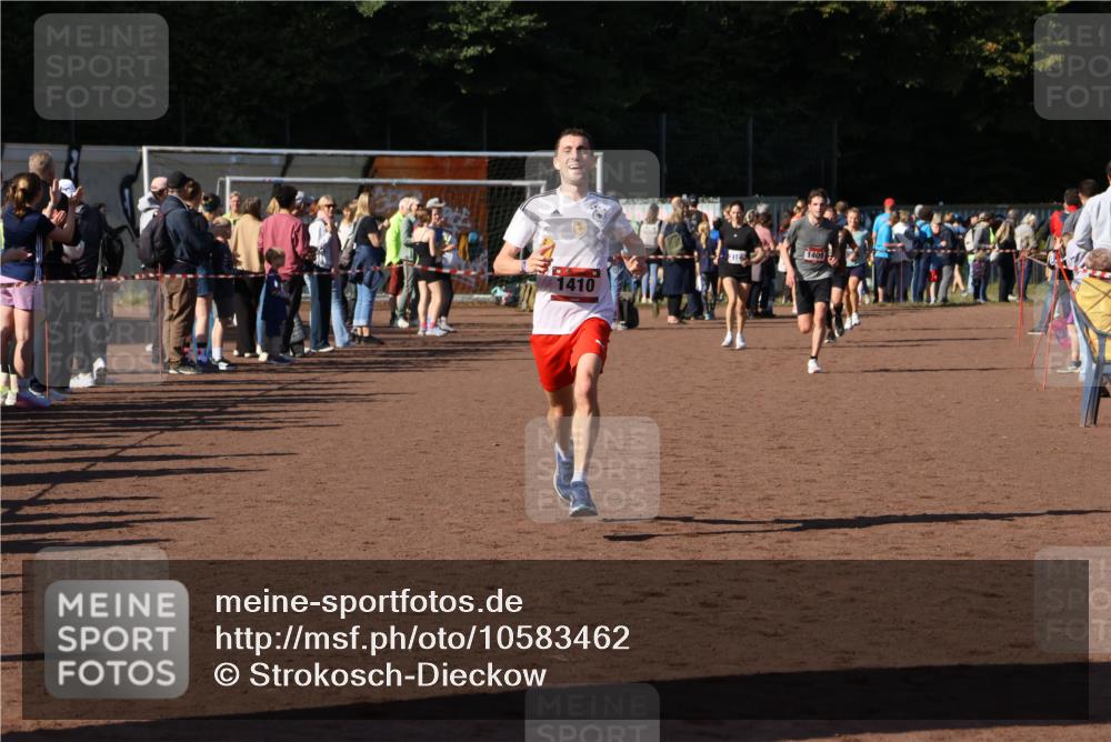 27.09.2026 - 35. Volkslauf durch das schöne Alstertal Strokosch-Dieckow http://msf.ph/oto/10583462 27.09.2026 11:25:34 Ziel 1409, 1410 meine-sportfotos.de