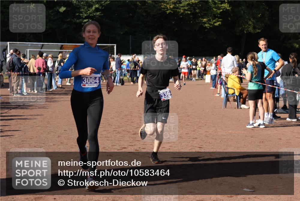 27.09.2026 - 35. Volkslauf durch das schöne Alstertal Strokosch-Dieckow http://msf.ph/oto/10583464 27.09.2026 11:25:28 Ziel 1410, 3064, 3200, 3364 meine-sportfotos.de